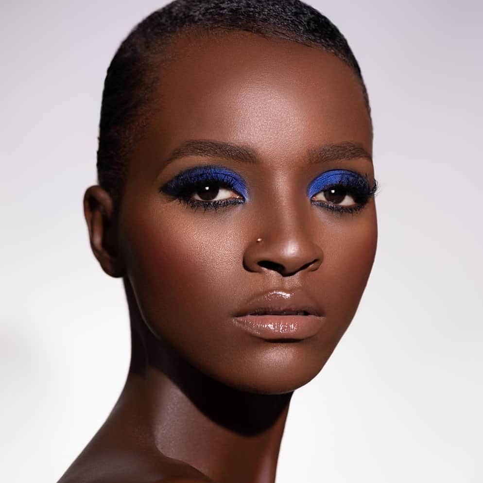 Maybelline New Yorkさんのインスタグラム写真 - (Maybelline New YorkInstagram)「STUNNING!💙 @bimpeonakoya🇳🇬 created this look using our #citymini ‘Concrete Runway’ eyeshadow palette, #fitmefoumdation in ‘Espresso’, & #masterchrome highlighter in ‘Molten Bronze’. Double tap to show some love! #regram #mnyitlook @bukola_model @makeupinthecities_africa」7月4日 23時59分 - maybelline