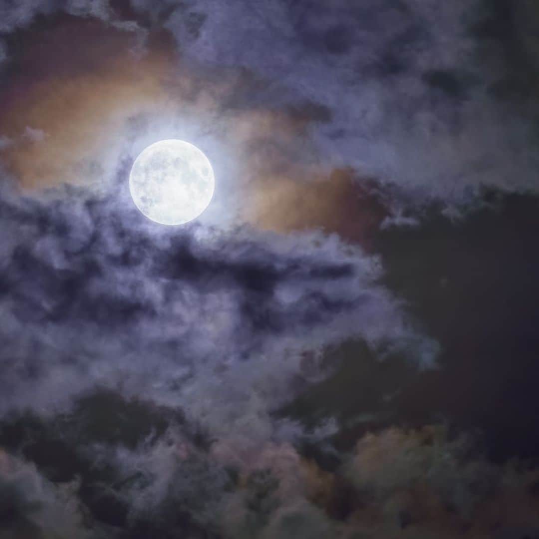 KAGAYAさんのインスタグラム写真 - (KAGAYAInstagram)「雨が降り始めた夜なのに、 色づく雲に包まれて、小望月が明るく輝いていました。 （今、東京にて撮影） 今週もお疲れさまでした。 #moon」7月4日 23時59分 - kagaya11949