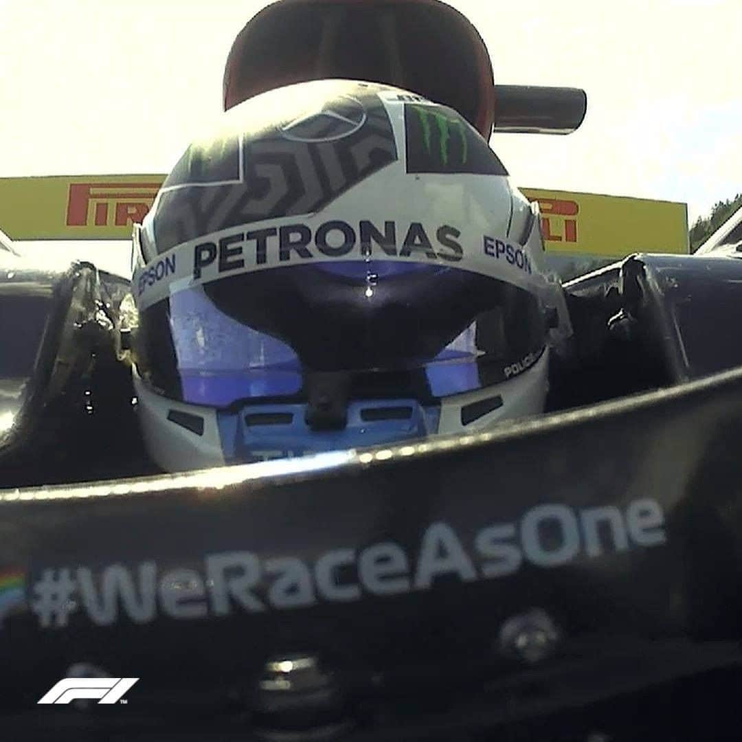 のインスタグラム：「It's a record-equalling third pole in Austria for Valtteri Bottas as he edges out Lewis Hamilton in the first qualifying session of 2020 ⏱🚀🇦🇹 .  #F1 #Formula1 #AustrianGP #ValtteriBottas #MercedesAMGF1 @valtteribottas @mercedesamgf1」