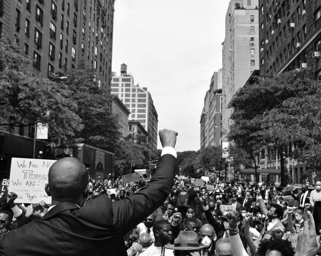 WWDジャパンさんのインスタグラム写真 - (WWDジャパンInstagram)「インタビュー：スーツとネクタイ姿で抗議デモ　仕掛けた3人の黒人業界人がその理由を語る﻿ ﻿ 6月4日、ファッションやアートの分野で活躍する3人の黒人業界人による呼びかけで、ニューヨーク・マンハッタン北部（ハーレム）で抗議運動が平和的に行われた。これは5月25日に、米ミネソタ州ミネアポリスで黒人男性のジョージ・フロイド（George Floyd）氏が白人の警察官に首を押さえつけられて死亡した事件に対するものだが、一風変わっていたのは、参加者が全員スーツやネクタイなどを着て正装していたことだ。﻿ ﻿ 子ども連れで参加した父親なども見られたこのデモを企画したのは、スタイリストのガブリエル・ガーモン（Gabriel M. Garmon）、デザイナーのブランドン・マーフィー（Brandon Murphy）、そしてアートキュレーターのハロルド・ジェームズ・アレクサンダー・ワイト（Harold James Alexander Waight）だ。当日は1000人以上が集まるなど好評だったことを受けて、彼らはジューンティーンス（Juneteenth）と呼ばれる米国の「奴隷解放記念日」の6月19日にも、同じようにスーツ姿で抗議運動を行っている。﻿ ﻿ なぜ“正装”でのデモを企画したのか、またファッション業界における構造的な人種差別や今後それをどう改善するべきなのかについて、米「WWD」が聞いた。﻿ ﻿ インタビューは @wwd_jp のストーリーまたはプロフィールのリンクから﻿ ﻿ PHOTOS : CHRISTOPHER TOMAS / WWD(c) FAIRCHILD PUBLISHING, LLC﻿ ﻿ #BlackLivesMatter #BLM #NoJusticeNoPeace #icantbreathe #blmmovement #togetherwestand #peacefulprotest」7月5日 0時02分 - wwd_jp