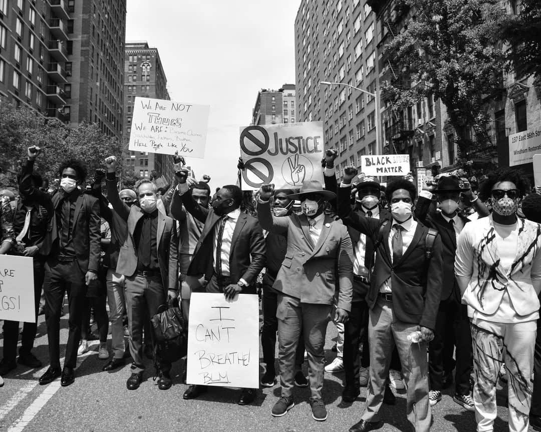 WWDジャパンさんのインスタグラム写真 - (WWDジャパンInstagram)「インタビュー：スーツとネクタイ姿で抗議デモ　仕掛けた3人の黒人業界人がその理由を語る﻿ ﻿ 6月4日、ファッションやアートの分野で活躍する3人の黒人業界人による呼びかけで、ニューヨーク・マンハッタン北部（ハーレム）で抗議運動が平和的に行われた。これは5月25日に、米ミネソタ州ミネアポリスで黒人男性のジョージ・フロイド（George Floyd）氏が白人の警察官に首を押さえつけられて死亡した事件に対するものだが、一風変わっていたのは、参加者が全員スーツやネクタイなどを着て正装していたことだ。﻿ ﻿ 子ども連れで参加した父親なども見られたこのデモを企画したのは、スタイリストのガブリエル・ガーモン（Gabriel M. Garmon）、デザイナーのブランドン・マーフィー（Brandon Murphy）、そしてアートキュレーターのハロルド・ジェームズ・アレクサンダー・ワイト（Harold James Alexander Waight）だ。当日は1000人以上が集まるなど好評だったことを受けて、彼らはジューンティーンス（Juneteenth）と呼ばれる米国の「奴隷解放記念日」の6月19日にも、同じようにスーツ姿で抗議運動を行っている。﻿ ﻿ なぜ“正装”でのデモを企画したのか、またファッション業界における構造的な人種差別や今後それをどう改善するべきなのかについて、米「WWD」が聞いた。﻿ ﻿ インタビューは @wwd_jp のストーリーまたはプロフィールのリンクから﻿ ﻿ PHOTOS : CHRISTOPHER TOMAS / WWD(c) FAIRCHILD PUBLISHING, LLC﻿ ﻿ #BlackLivesMatter #BLM #NoJusticeNoPeace #icantbreathe #blmmovement #togetherwestand #peacefulprotest」7月5日 0時02分 - wwd_jp