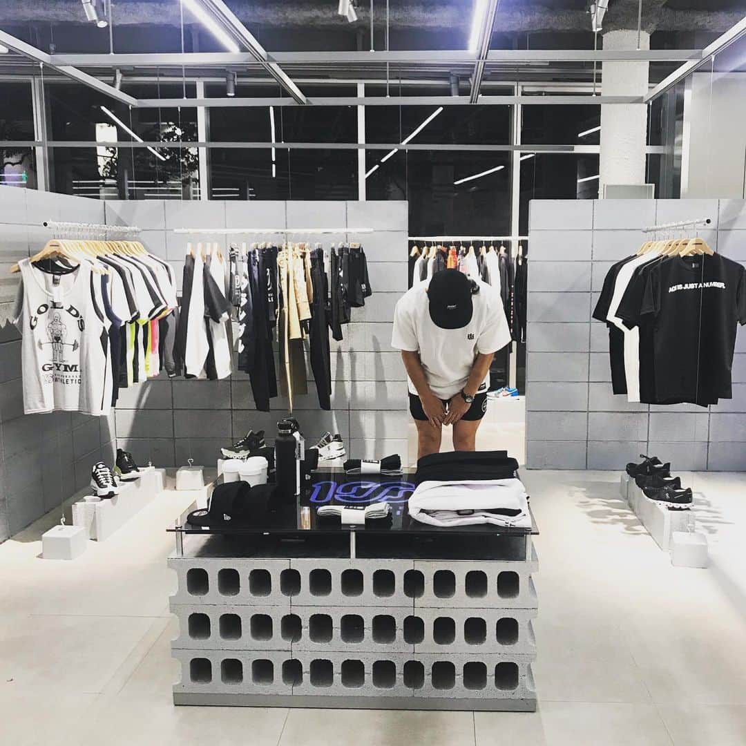 宇野薫のインスタグラム：「ONEHUNDRED ATHLETIC﻿ POP-UP STORE﻿ at atmos SHINJUKU﻿ ﻿ 明日5日は最終日です。 13:00〜17:00まで atmos新宿店 イベントスペースにおります。お待ちしています。」