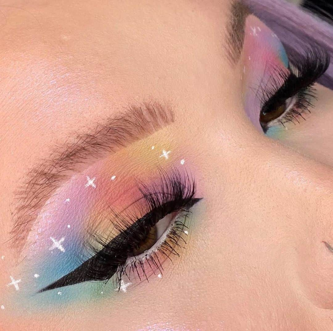 Jeffree Star Cosmeticsさんのインスタグラム写真 - (Jeffree Star CosmeticsInstagram)「Soft & blended 💖 @britmunmakeup created this pastel fantasy using our #bloodlustpalette & our #velourliquidlipstick in the shade Drug Lord 🌈🌟 #jeffreestarcosmetics」7月5日 0時04分 - jeffreestarcosmetics