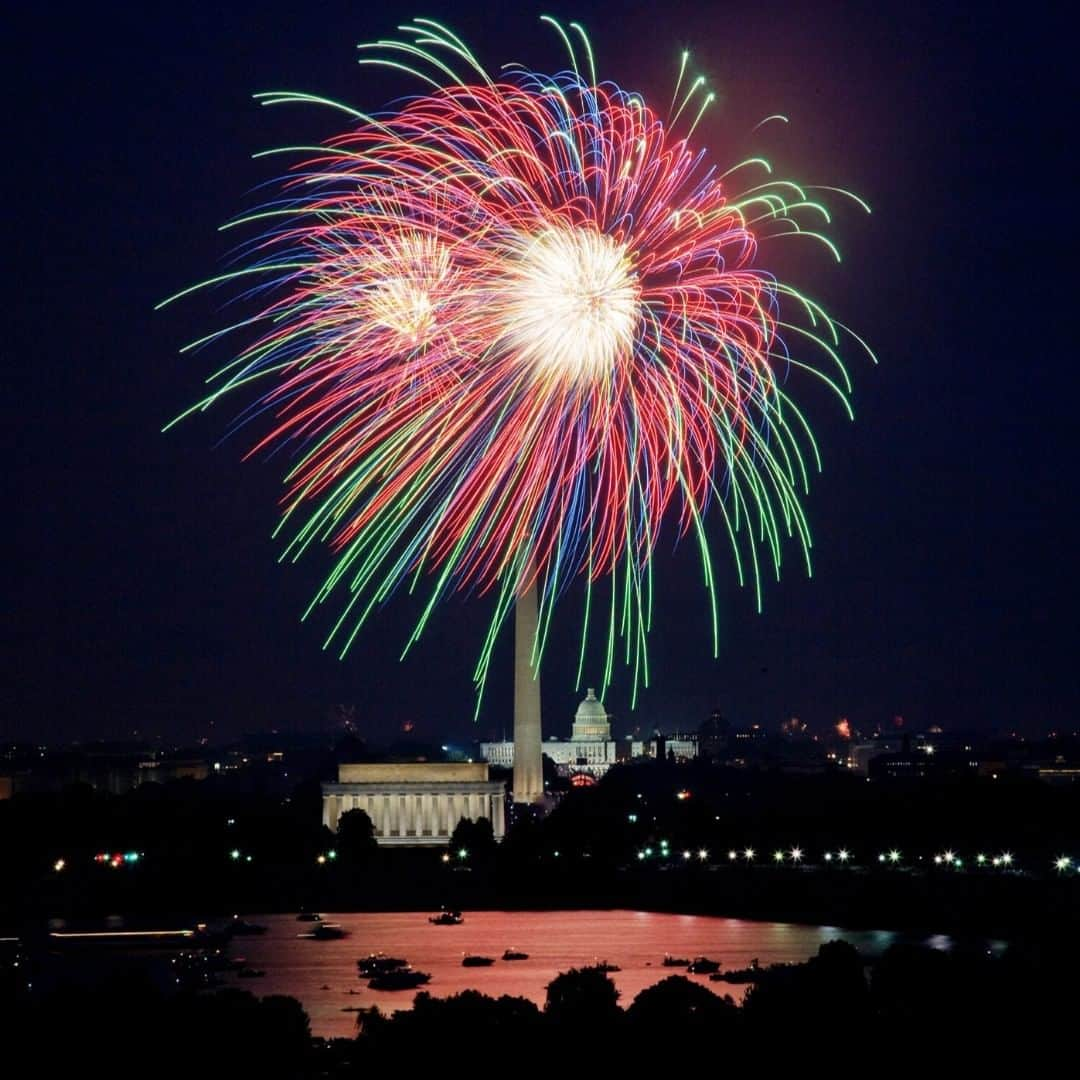 アメリカ内務省さんのインスタグラム写真 - (アメリカ内務省Instagram)「Happy Independence Day! From sea to shining sea, Interior is proud to protect our national treasures, share the American story and help people connect with nature, history and culture. We’re thankful for our freedoms and all those who defend them. From everyone at Interior, please have a safe and fun Fourth of July! Photo of fireworks on the #NationalMall & Memorial Parks (@NationalMallNPS) by National Park Service. #WashingtonDC #usinterior」7月5日 0時05分 - usinterior