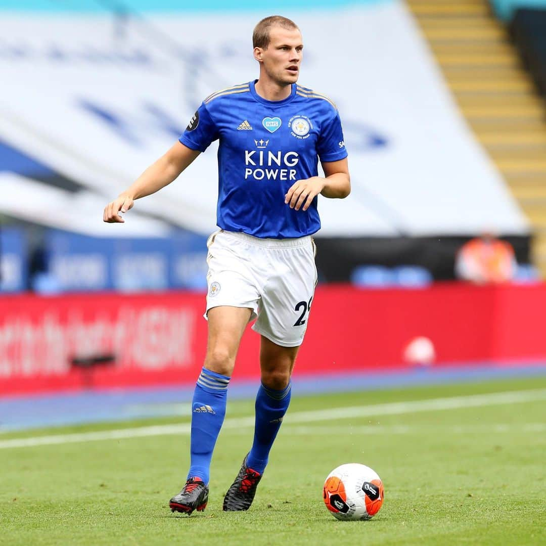 レスター・シティFCさんのインスタグラム写真 - (レスター・シティFCInstagram)「Ryan Bennett makes his #lcfc debut as the Foxes lead 1-0 in the second half 😄  #LeiCry • #PL」7月5日 0時11分 - lcfc