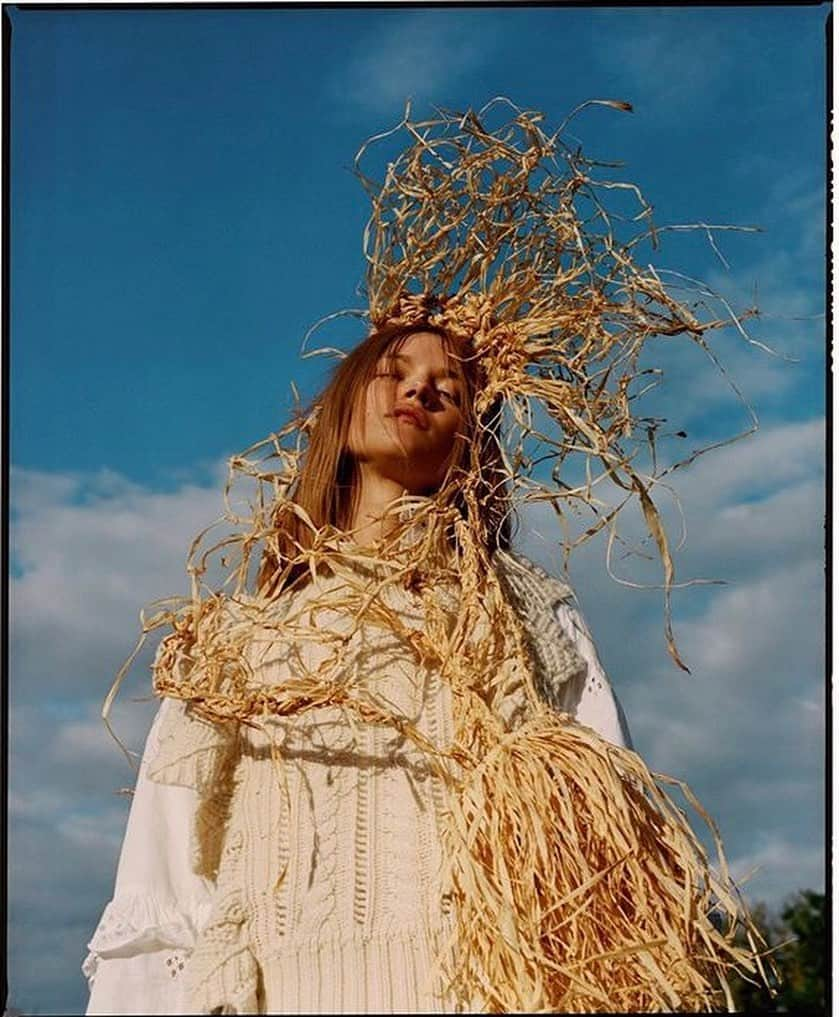 カシア・ストラスのインスタグラム：「polish summer 🌾 Dziękuję @vogue.polska i całemu zespołowi za tak piękny edytorial!  📷 @marcinkempski  Style: @karlagruszecka  Make up: @aneta_kostrzewa  Hair: @michalbielecki_」