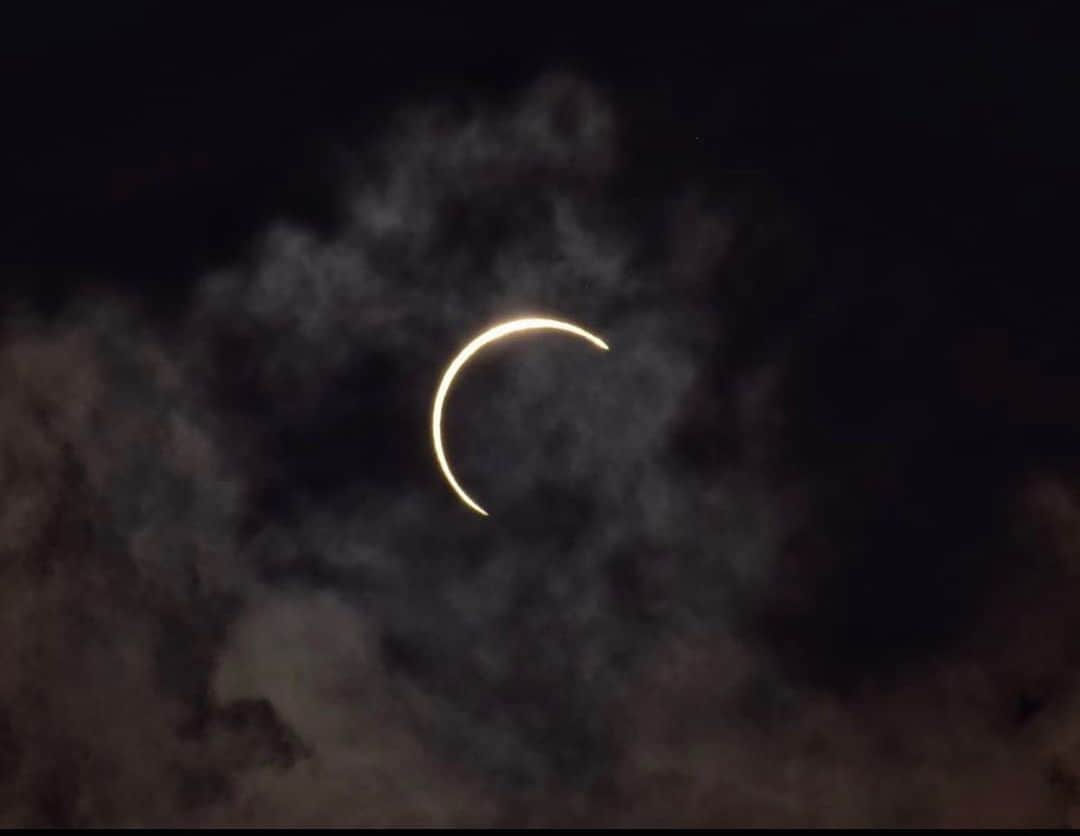 のインスタグラム：「#repost @chaninicholas Eclipse season began on June 5th [this image captures the eclipse on June 21st] 👁 As we end a month of them with a lunar eclipse in Capricorn on July 4th, the myth of American is being eclipsed by the truth thanks to the work of Black organizers, activists, artists, folks of all kinds that made this happen in the first place. This post is not to say the uprising is b/c of eclipses - just to be clear!  #ThisIsStolenLand #FuckTheFourth . The Lunar Eclipse in Capricorn occurs on July 4th, at 9:44 PM PT, an appropriate birthday gift for this nation.   Revealing the shadows and the injustices that happen there, eclipse season always unearths.   As those of us that have benefited from the unjust set up of the United States attempt to grapple with its origins and the outcomes, with our complicity and our responsibility, a pandemic rages on.   As this eclipse season comes to a close (it officially began back on June 5th with a lunar eclipse in Sagittarius), the past month feels like a timewarp. We’ve cut back the fat and the flesh of hundreds of years of this nation’s foundation. With its bones exposed, it is clear that what is owed couldn’t actually be repaid, but every attempt must be made to honor this incalculable debt.   It’s past time.   This is the last eclipse in Capricorn for many years to come. It wraps up a cycle of them that have been occurring for the last year and a half. Capricorn teaches us how to honor time and wisdom. It refuses to worship the glitter dust that a youth-obsessed culture tries to cover everything in. Capricorn knows that in times of great crisis, it is the work of generations past that we build upon and bring into the future. It is the structures that have been laid out by those that had this and future generations in mind that will be the bridge that we need to move us through the chaos and into the creation of the next phase of life on the planet.  Capricorn and its ruling planet, Saturn, govern time, bones, structures, and the steep decline that comes with age. This coupling constricts, brings downturns, and is more than willing to deny pleasure but in exchange, it’s more than willing to provide wisdom.」