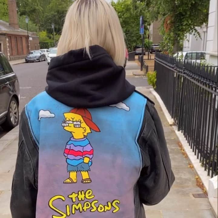 のインスタグラム：「can someone please come and remove all the clothes from the wardrobe before the whole thing resembles my high school art project? lol I spent 2 days painting Lisa Simpson onto my leather jacket last week and a really posh woman in itsu pointed and laughed at me today so I’d like to share my response here with the world. It is, ofcourse, cancerian season and I shall continue to be sensitive and petty for atleast the next 20 days.」