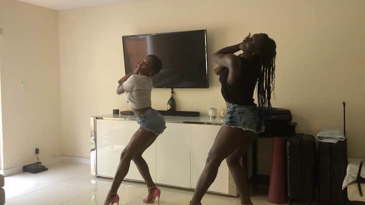 ヴァネッサ・ジェームスのインスタグラム：「We have curfew here in Miami area... so @mae_meite are staying inside in the evenings, staying safe, and having a little fun! Learning a few dances with @kaylabrenda Gotta admit dancing in heels is harder than I thought!🤦🏽‍♀️lol To my amazing AOI dancers and friends... PLEASE DON’T JUDGE!😅😂❤️!」