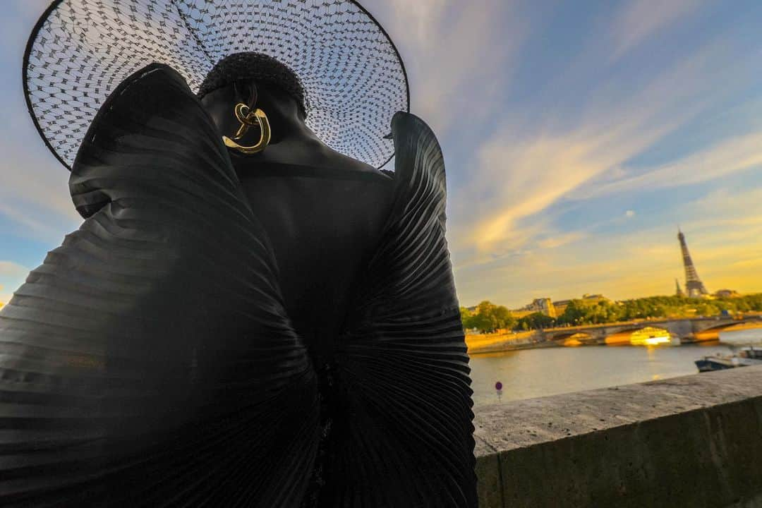 オリヴィエ・ルスタンさんのインスタグラム写真 - (オリヴィエ・ルスタンInstagram)「See you tomorrow 🖤  7.30 pm  Au pont des arts #paris #balmainsurseine #shotbyme」7月5日 5時52分 - olivier_rousteing