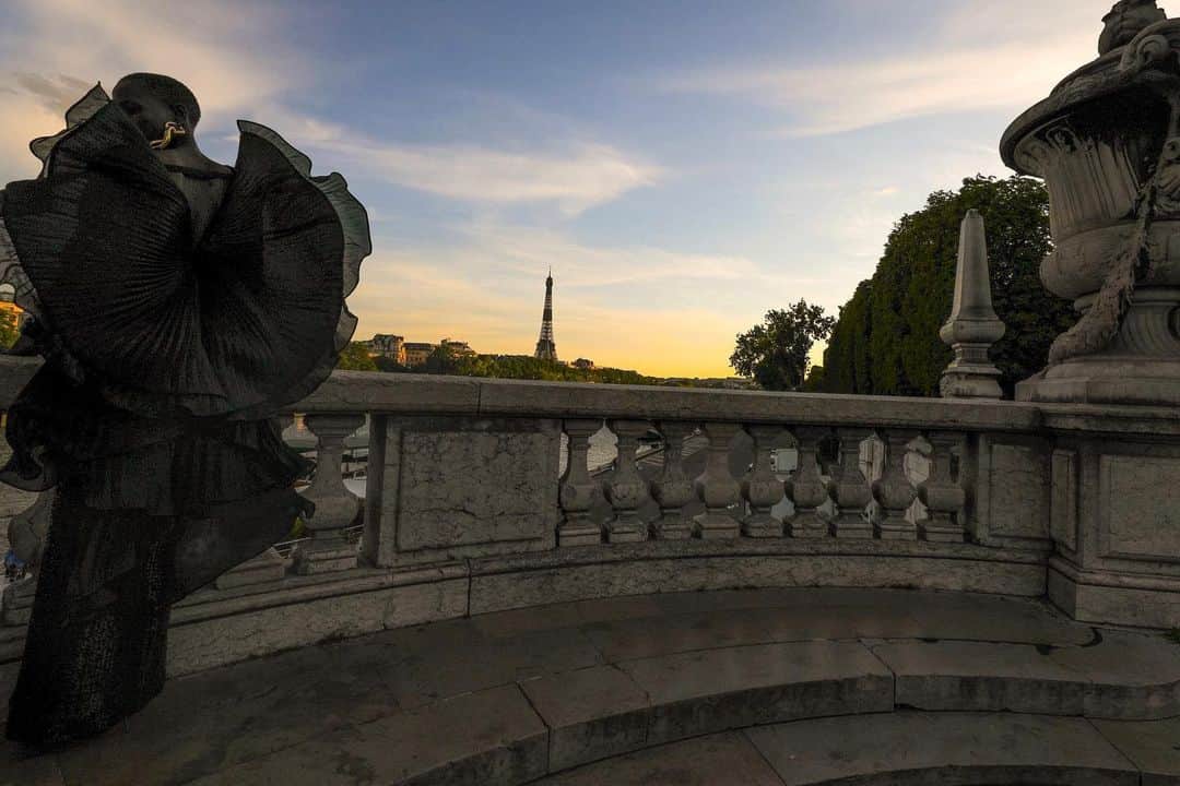 オリヴィエ・ルスタンさんのインスタグラム写真 - (オリヴィエ・ルスタンInstagram)「See you tomorrow 🖤  7.30 pm  Au pont des arts #paris #balmainsurseine #shotbyme」7月5日 5時54分 - olivier_rousteing