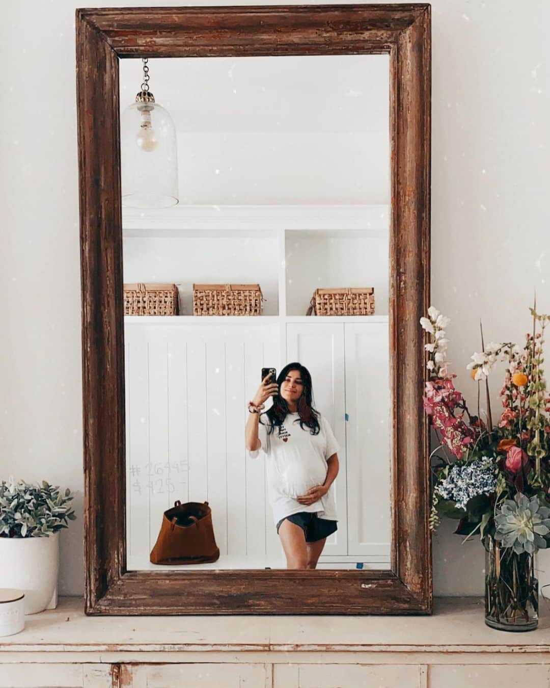 Sazan Hendrixさんのインスタグラム写真 - (Sazan HendrixInstagram)「First week in our home and it feels so good 💫 we are in the making progress phase and it’s finally all coming together! Sharing more on stories 🏠🤍 #homesweethome #homedecor #inprogress」7月5日 0時25分 - sazan