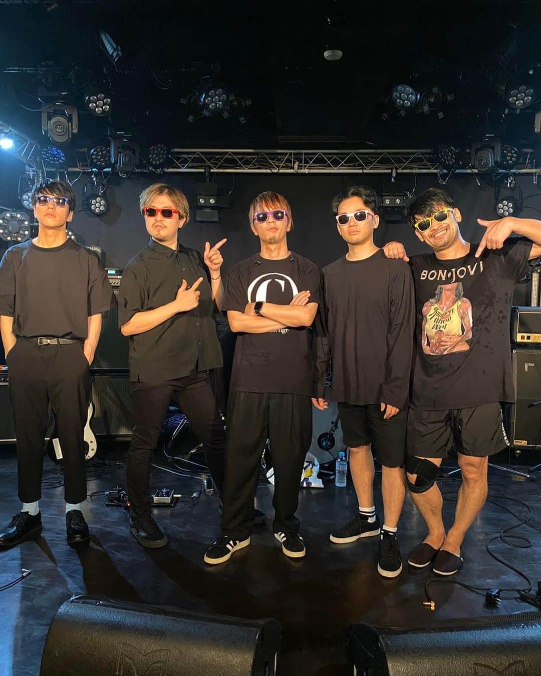 石川龍のインスタグラム：「「オンライン見放題2020」という名のオンラインサーキットフェスでおよそ半年ぶりのライブでした！  無観客の配信ライブはもう随分一般的になってきたけれど、ぼくたちはこのコロナ禍以降、はじめてのライブ。  モニターの向こう側の観客のみなさんにしっかり届けようと思ってプレイしましたが、後から配信の映像見返してみたら結構チカラはいってしまってたなぁ、、苦笑。鍛錬あるのみ。  配信ライブを視聴できる環境が充実してきて、観客のみなさんも選択肢が増えて目が肥えているからこそ、歌や演奏、音響や照明、ステージに妥協なく、集中力を持って望まないといけないなぁと感じたし、さらに映像だと表現しづらいダイナミズムを意識してプレイすることも必要である意味、これまでよりも難易度の高いステージを求められていると感じました。もちろんカメラの技術やスイッチングも超重要ですね。  ともあれ、久しぶりのザチャレライブ、めちゃめちゃ楽しかったです！ やっぱりライブハウスはいい。ライブはいい。大切な思いはここにあるなぁと再確認しました。  チャンスをくれた見放題、スタッフのみなさん、民やんさん、ありがとうございました！  オンラインでも、「全ての人のチカラで最高のフェスにしましょう！」と書かれた楽屋のタイムテーブルにグッときました。  #ザチャレ #ol見放題2020 #見放題」