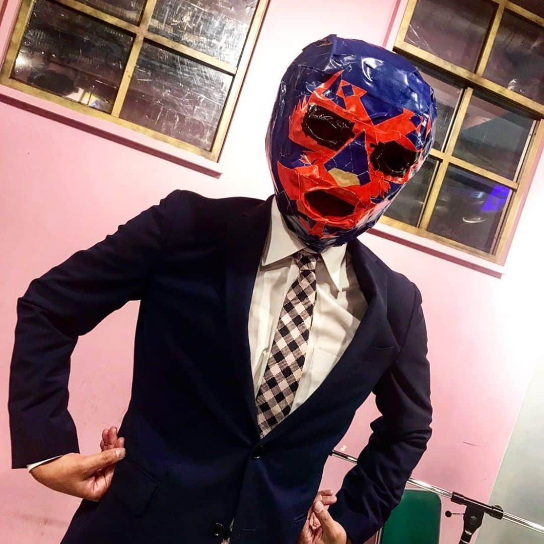 青木泰寛のインスタグラム：「初の無観客配信  #プロレス者の集い   ありがとう ありがとう ありがとうございました！  皆さん 分かると思いますが 今回のコスプレは  セレモニーの時 もしくは 会場入りの時の  ドスカラス選手を やらせて頂きました  今回もスーパーニュウニュウ大将が作成してくれました  ありがとうございました！  #ドスカラス  #mexico」
