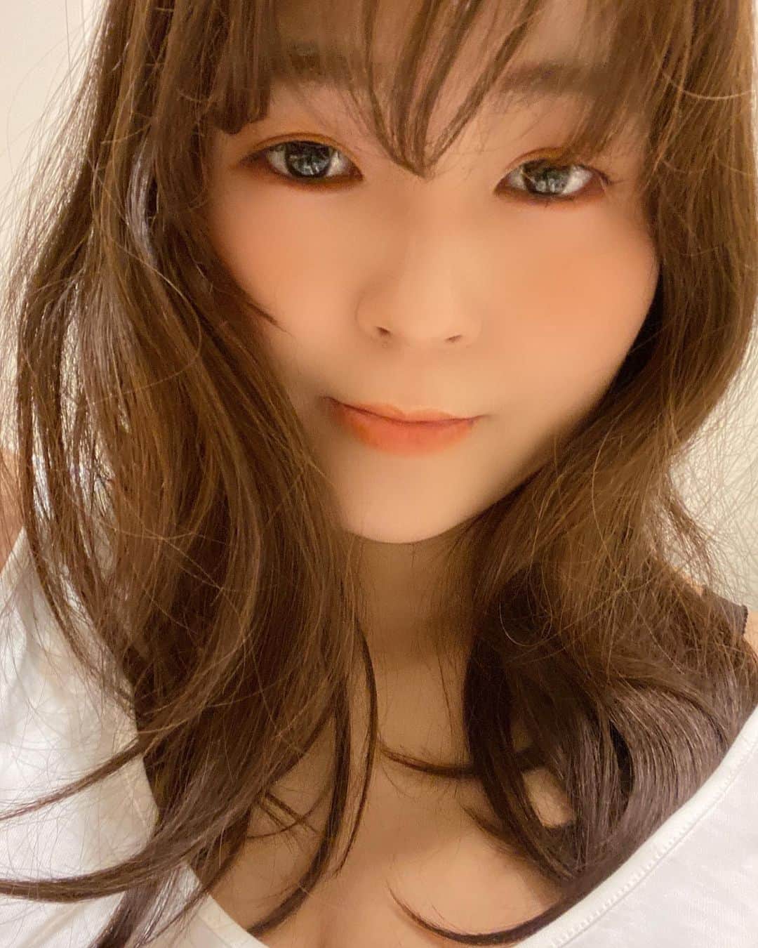のインスタグラム：「パズドラ学園見てくれた人ありがとうございました✌️  自粛期間中は メイクして検定とったよ٩( ᐛ )و‼️ イェエエエエイ‼️✨  #日本化粧品検定3級  #yeahhhh!!!!!! #詐欺メイク #はるこ #夏生まれ #19歳 #スイミングスクールコーチ #NAVANA WIG」