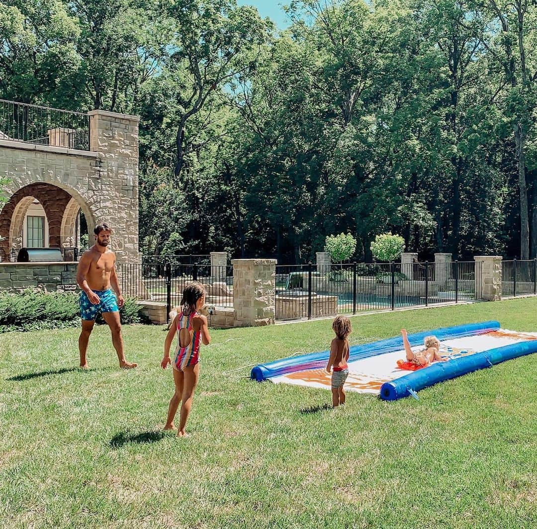 Jessie Jamesさんのインスタグラム写真 - (Jessie JamesInstagram)「The 4th of July festivities begin! 🇺🇸⭐️ ohhh how the slippin slide game has changed...These kids will never know what it was like to take dishwater soap on a plastic tarp you found as your legs and belly got scraped up by the random rocks and sticks creeping out through the bottom😂😂😂」7月5日 0時41分 - jessiejamesdecker