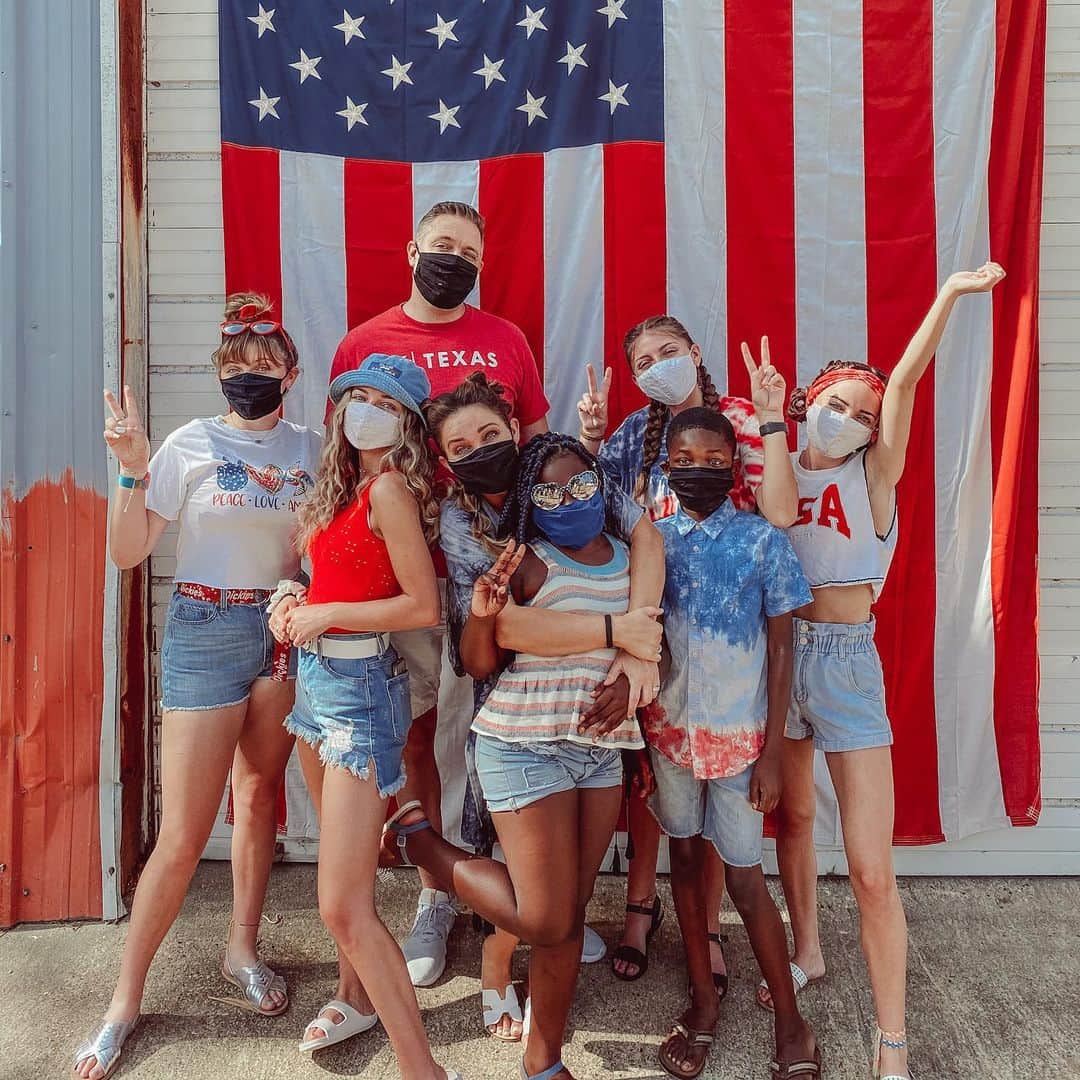 Brooklyn and Baileyさんのインスタグラム写真 - (Brooklyn and BaileyInstagram)「Happy 4th of July! We live in an imperfect country with imperfect people and we still have a lot to learn. In light of that, today we celebrate the belief that our country can and will do better❤️ Where are you from and how do you plan to celebrate today?」7月5日 0時41分 - brooklynandbailey