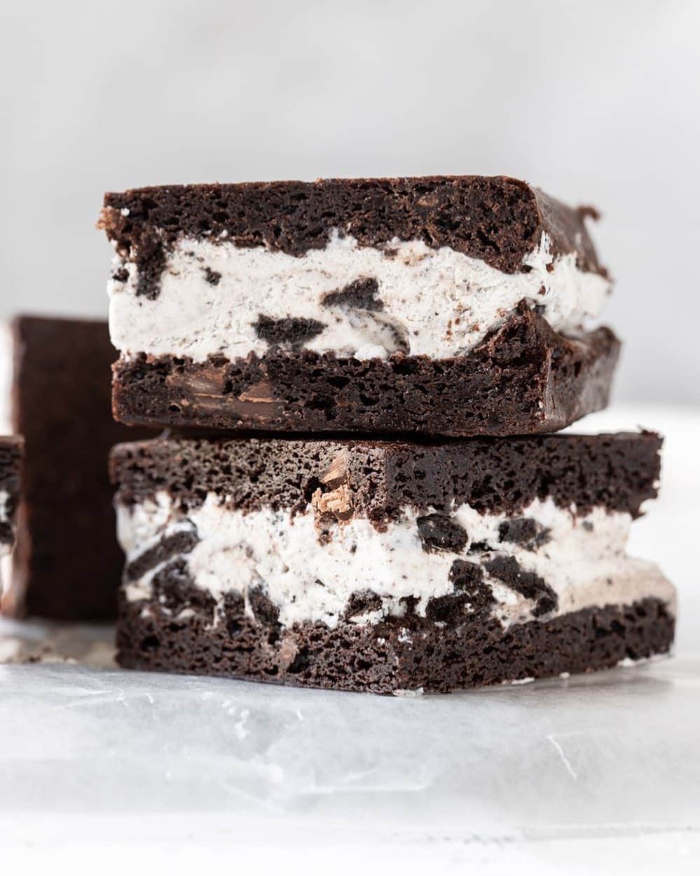 Easy Recipesさんのインスタグラム写真 - (Easy RecipesInstagram)「Oreos, ice cream and chocolate brownies all in one delicious treat. This Oreo Ice Cream Sandwich recipe is creamy, dreamy and oh so chocolaty. Easy to make and a sure fire hit! Happy #4thofjuly  Full recipe link in my bio.  https://www.cookinwithmima.com/oreo-ice-cream-sandwich/」7月5日 0時33分 - cookinwithmima