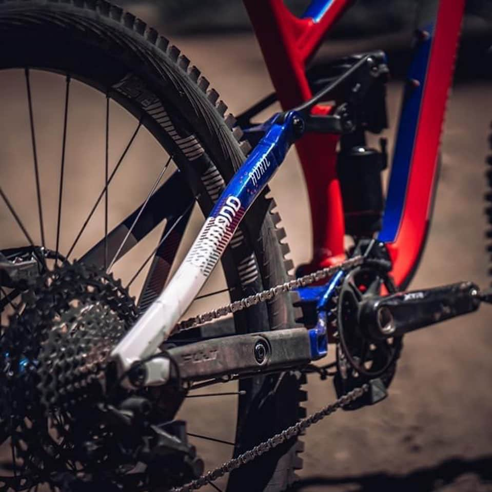 Fuji Bikesさんのインスタグラム写真 - (Fuji BikesInstagram)「Happy #4thofjuly from our own US Enduro National Champ @insamymo! Check out her custom #FujiAuricLT 🇺🇸  #america #holiday #enduro」7月5日 0時34分 - fujibikes