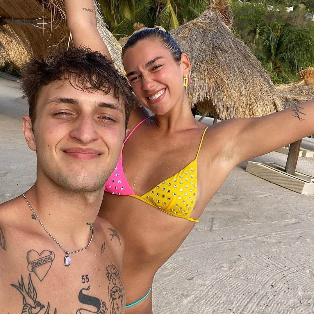 Blonde Saladさんのインスタグラム写真 - (Blonde SaladInstagram)「Let’s dream with @dualipa and @anwarhadid holidays🥥🌴 #theblondesalad #summer #holidays #dualipa」7月5日 0時42分 - theblondesalad