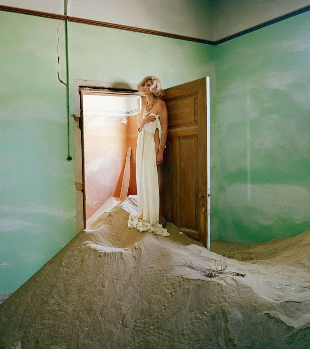 ジル・スチュアートさんのインスタグラム写真 - (ジル・スチュアートInstagram)「“Dwell on the beauty of life. Watch the stars, and see yourself running with them” -Marcus Aurelius . Agyness Deyn by Tim Walker for British Vogue, 2011 . #marcusaurelius #agynessdeyn #timwalker #britishvogue #desert #exploration #mystery #beauty #fashion #photography #inspiration」7月5日 0時55分 - jillstuart