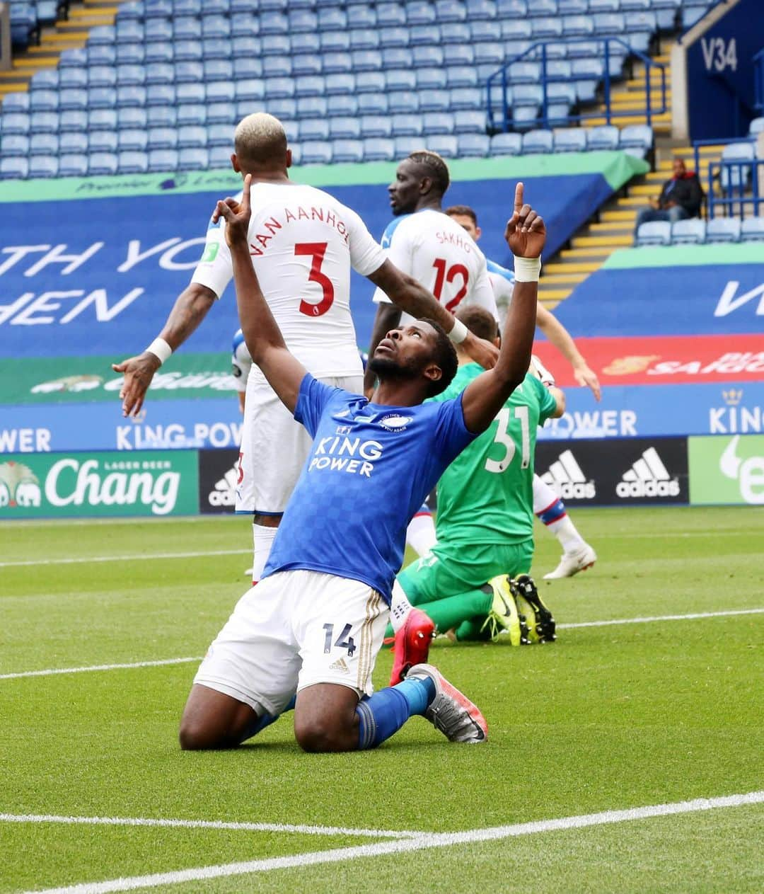 レスター・シティFCさんのインスタグラム写真 - (レスター・シティFCInstagram)「We are back to winning ways 👊👊👊  Leicester City 3 Crystal Palace 0  #LeiCry • #lcfc • #PL」7月5日 0時57分 - lcfc