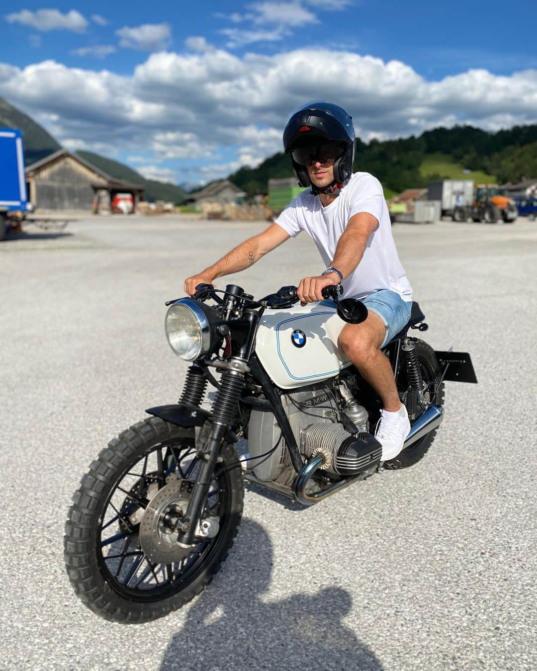 ルーベン・ブロマールトのインスタグラム：「Nice ride @bastianmeisen 🏍😎👌  #caferacer #garmischpartenkirchen」