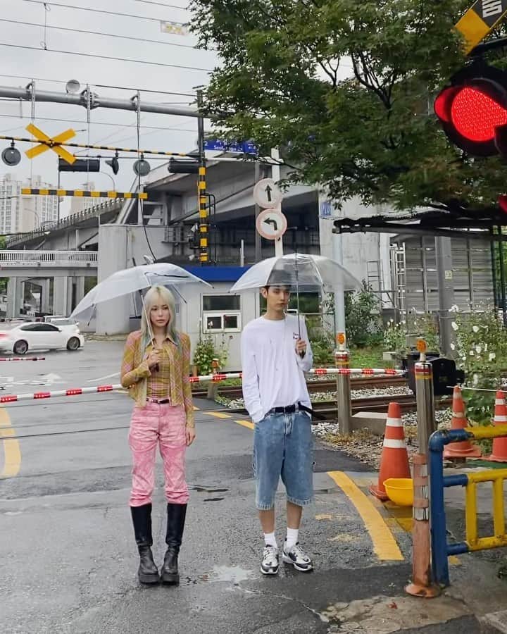 ジュヨンのインスタグラム：「잘 듣고 계시나요?😇 #요를붙이는사이 #lovedistance」