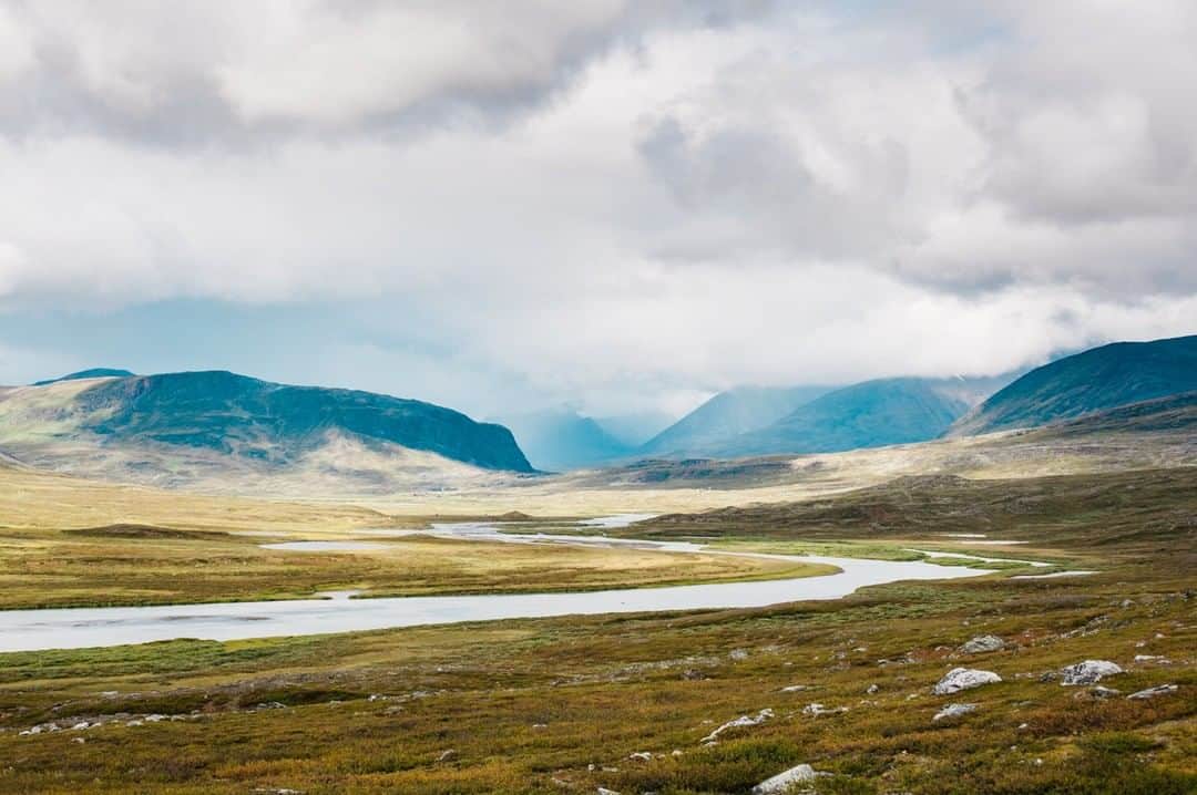 National Geographic Travelさんのインスタグラム写真 - (National Geographic TravelInstagram)「Photo by @MartinEdstrom  Looking north, toward the pass of Singi, while walking the King's Trail through Swedish Lapland. As people head for the hills this summer, the trails in Lapland give access to some of Europe's largest wilderness areas. Sweden has an extensive cabin system in place that all tourists and trekkers can use. People who don't want to camp on their own can rely on staffed facilities along the famous trekking routes. Follow @MartinEdstrom for more inspiration for traveling the Nordics. #Sweden #Kingstrail #trekking #mountaintravel」7月5日 1時06分 - natgeotravel