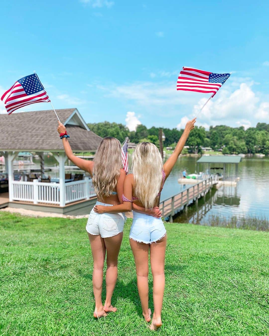 サシャ・カリスのインスタグラム：「Happy 4th of July!!! 🇺🇸 Even though I’m not American I’ve always had so much fun over the years celebrating with my friends!  Bahamas independence is close behind in a few days 🇧🇸😉😁」