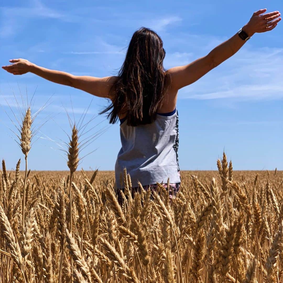 エレーナ・イシンバエワのインスタグラム：「🌾Я очень редко выезжаю загород на машине, а зря. 🙄 Надо пересмотреть своё отношение к таким поездкам. Я так много упускаю... Видишь поля, леса, просторы и прям голова очищается, настроение меняется, прям хочется дышать полной грудью... Даже не знаю как описать свои ощущения подробней... ⠀ Расскажите о своих путешествиях на машине? Куда ездили? Куда порекомендуете съездить с семьёй? ⠀ 🌾I very rarely go out of the city by car. 🙄 It is necessary to reconsider my  attitude to such trips. I lose a lot ... ⠀ You see fields, forests, open spaces and straight head clears, the mood changes, just want to breathe full... ⠀ I don't even know how to describe my feelings in more detail... ⠀ Tell me about your travels by car? Where did you go? Where do you recommend going with your family? ⠀ #travel#исинбаева#isinbaeva#freedom#naturephoto」