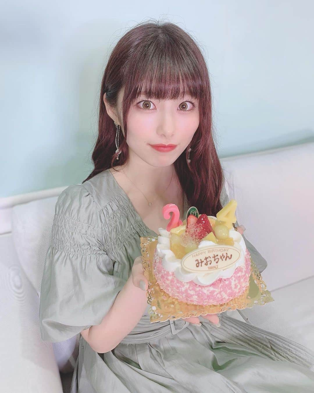 高橋みおさんのインスタグラム写真 - (高橋みおInstagram)「🤍 、 7/25(土) TSUTAYA O-WEST で 私、高橋みおの生誕祭が開催されることになりました！ 、 この日は空けておいて頂けると嬉しいなと、☺️ みんなと楽しい日にしたいっっっ 、 、 、 、 、 、 、 、 #herlipto #cake #onepiece #girl #hairstyle #ケーキ　#誕生日ケーキ　#生誕祭　#アイドル　#idol」7月5日 1時25分 - miochin052