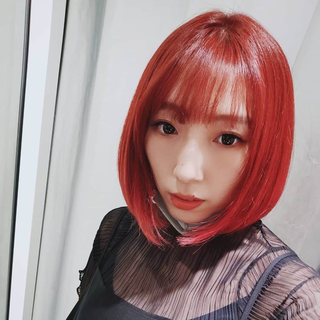 貴愛kwiae Officialのインスタグラム：「七夕に向けて織姫仕様だよ。 (🙃…) * * １ヶ月ちょっとぶりの赤に戻り、私にとっては、もはや地毛。渋谷で歩いててもやはりこの赤は目立つそうです。迷子にはなりませんね。 * よく聞かれますが、ブリーチカラーはしていません。髪を切った理由は去年したブリーチの部分が傷んでたので、バッサリ切りました😴 いつも素敵なヘアにしてくれるのは、大好きなmeicoさんです💋 @meico05 * もうめいこさんに髪を任せて10年経ちます。早い。。美容室にいる時間もお話する時間も私にとってはサプリみたいなもの🤩 これからもよろしくお願いします🥰 * * * アプリってすばらしいですね。 現代の技術に感謝。 アプリで加工された顔になりたいです。 と短冊に書きたいくらいです。 * * * 内巻きにするとラブリーになることを覚えたのでデートではこれを必殺技にしようと思います。 #redhair  #red  #japan #shibuya #hairarrange #bobhaircut  #ボブ #内巻き #肉巻き #赤髪 #ヘアカット #ヘアサロン #ヘアカラー」