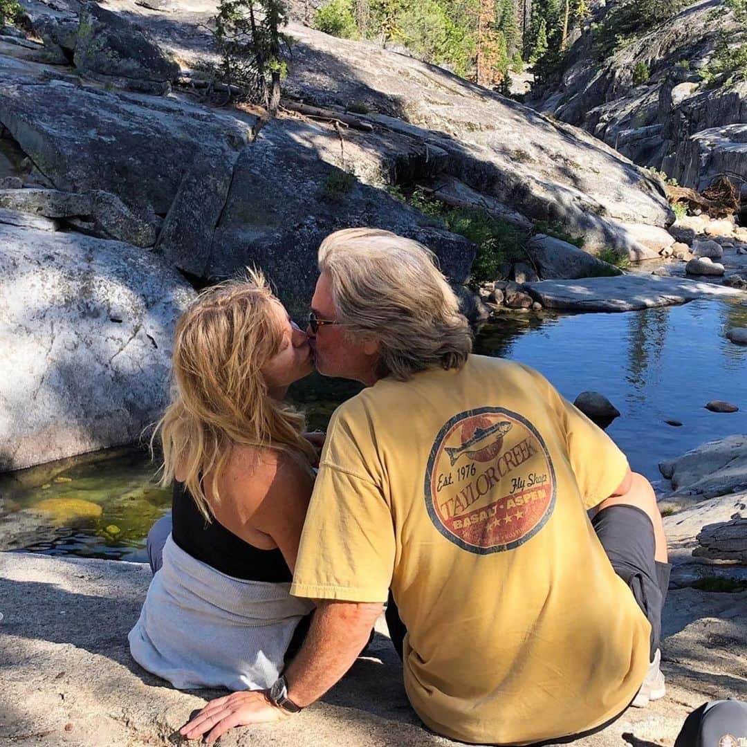 People Magazineさんのインスタグラム写真 - (People MagazineInstagram)「Goldie Hawn and Kurt Russell are enjoying nature, and each other’s love. 🥰| #Regram @goldiehawn」7月5日 1時37分 - people