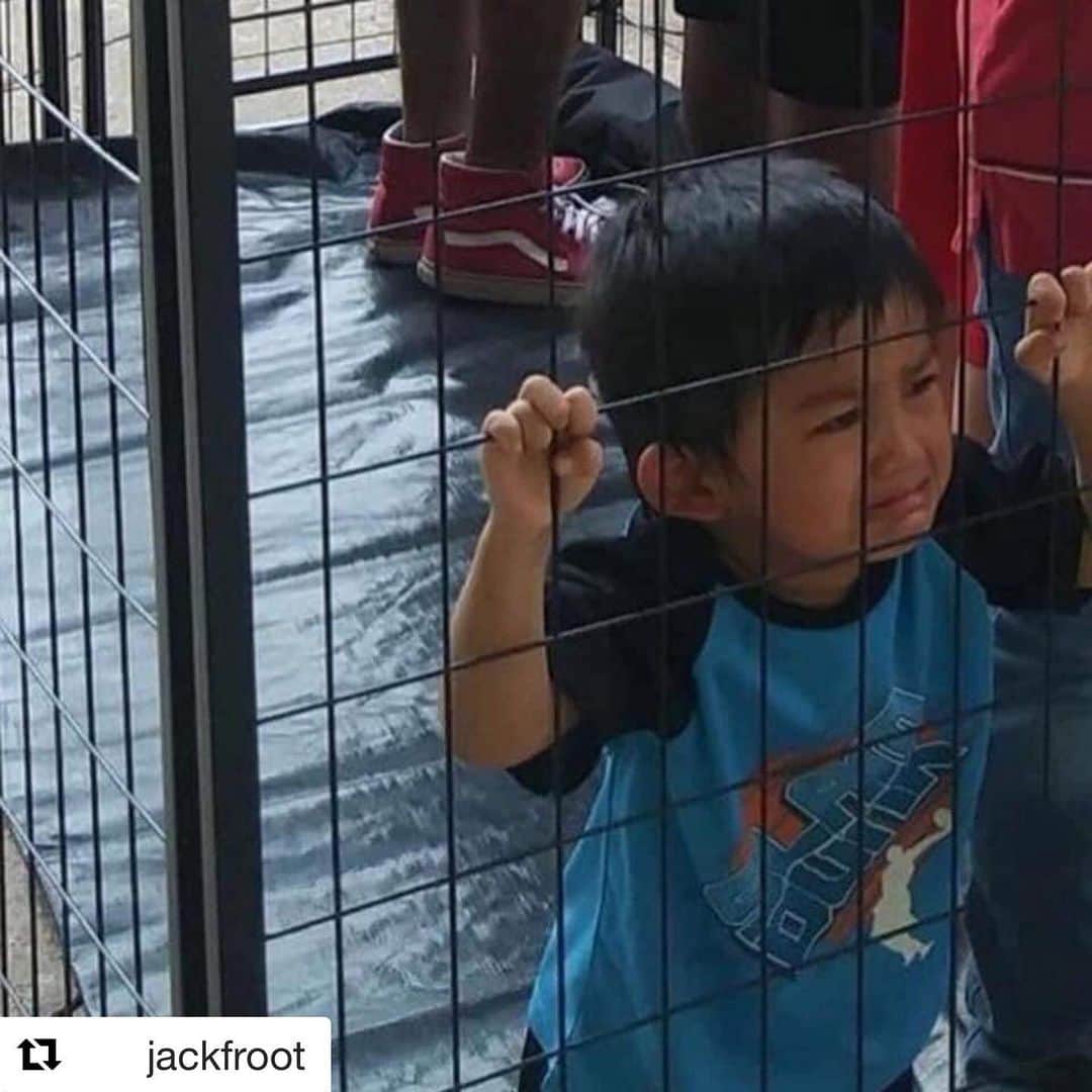 エリザベス・リーサーのインスタグラム：「Happy 4th. 🇺🇸#fourthofjuly  Correction: This image is from a protest. Please see my most recent post for images of children in detention centers. If you can stomach it.   Regram @jackfroot  ・・・ What is going on #ICE? Our Hispanic brothers and sisters are getting treated like animals.  The associated press details inhumane living conditions of undocumented immigrants. . More than 250 infants, kids and teenagers are held here with inadequate food, water, sanitation, or medical supplies in Texas. . . They are being held without adult supervision and children are forced to take care of younger children.  We must do better. You can read more at pbs.org. Follow @jackfroot」