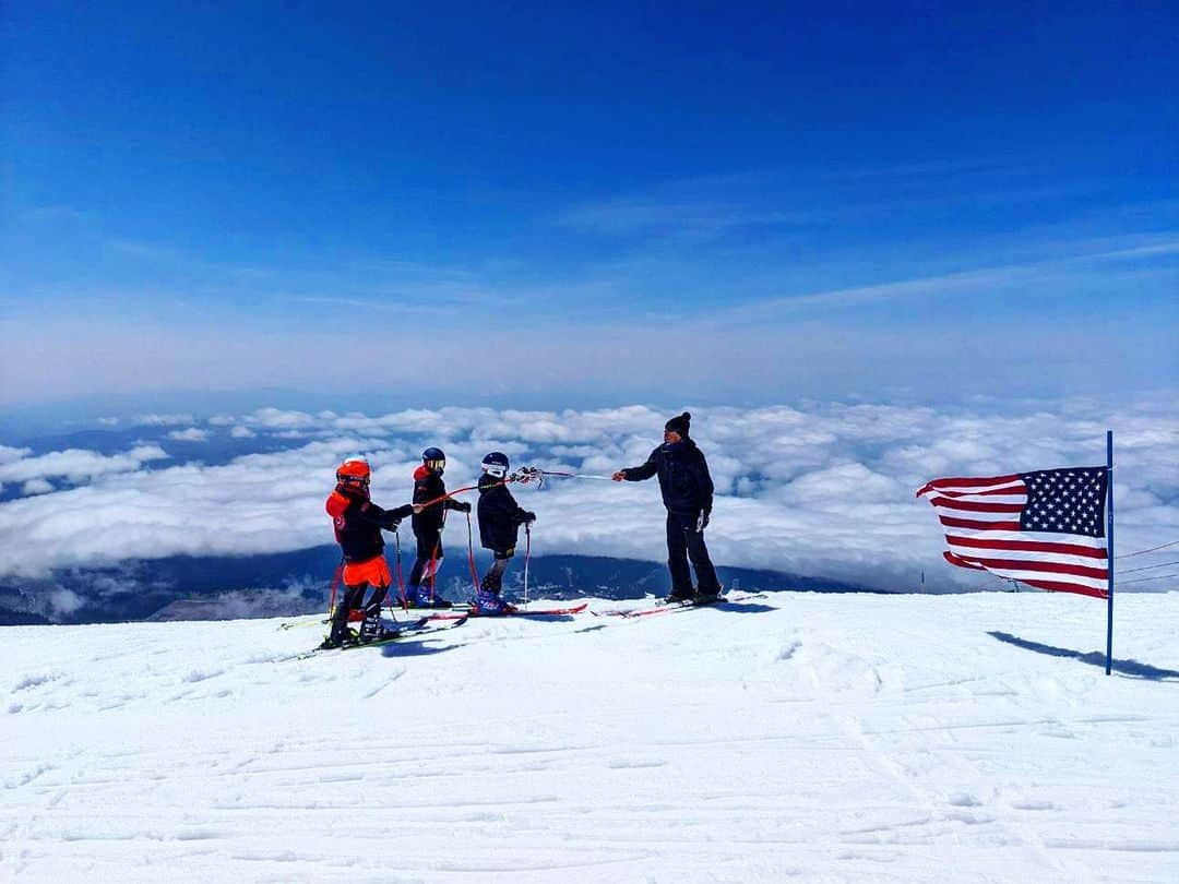 ニーナ・ガルシアさんのインスタグラム写真 - (ニーナ・ガルシアInstagram)「Wishing all of you a Happy and healthy Fourth of July 🇺🇸 The view from top of the Glacier. 🏔The only year-around skiing in north America with 11 glaciers. #pacificnorthwest #proudmom  #@us_elitecamps ⛷🎿🥇」7月5日 1時48分 - ninagarcia