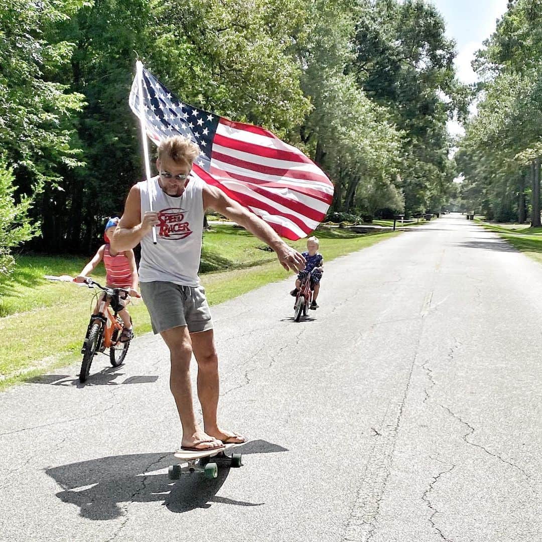 ショーン・パトリック・フラナリーのインスタグラム：「Dear America... Happy birthday... and Godspeed in all. ❤️🇺🇸🙏🏼」