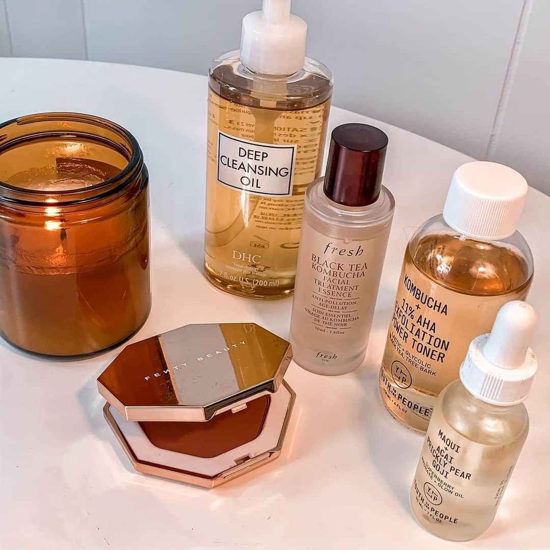 DHC Skincareさんのインスタグラム写真 - (DHC SkincareInstagram)「We spy something gold 🤩 Have you added Deep Cleansing Oil to your routine, yet?  📸: @allthatglow_  #DHCisJBeauty #SkincareRoutine #SkincareObsessed #OilCleansing」7月5日 1時58分 - dhcskincare