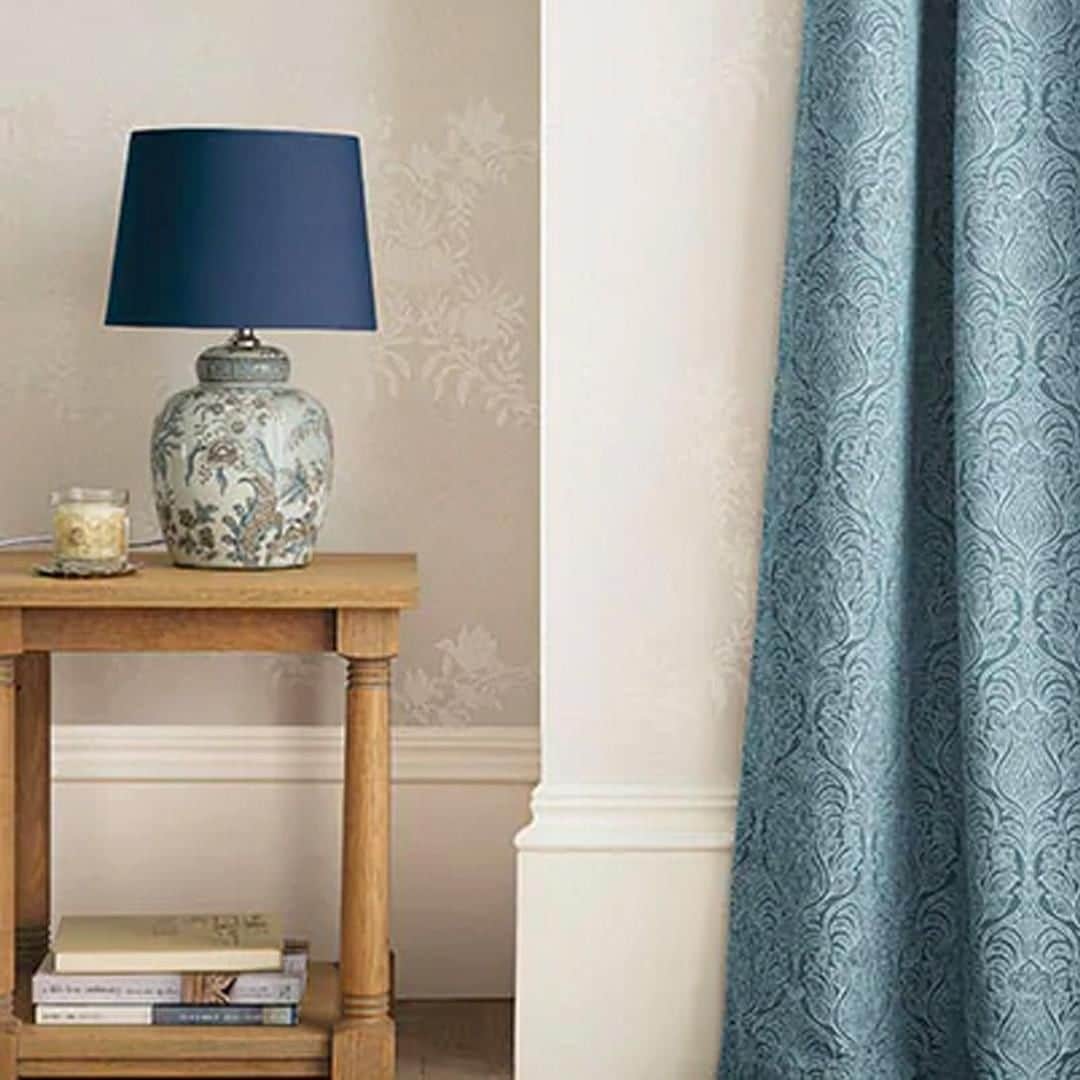ローラアシュレイのインスタグラム：「Whether you’re looking for a new accent light, bedside lamp or outdoor garden glow, all lights are now 50% off.」