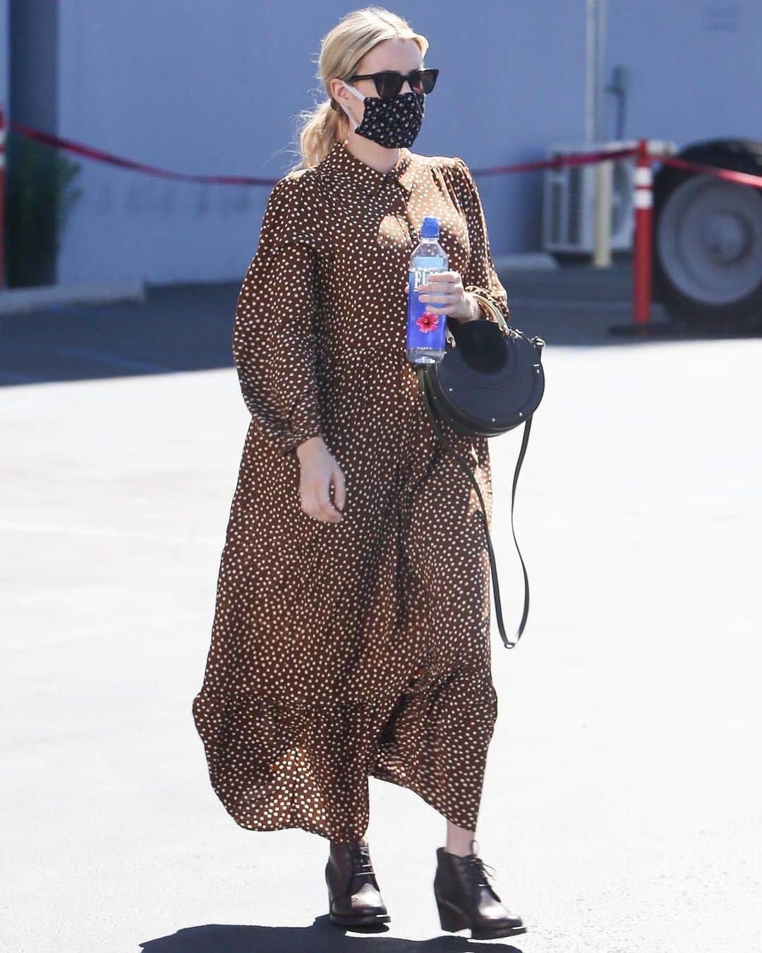 Just Jaredさんのインスタグラム写真 - (Just JaredInstagram)「Pregnant @emmaroberts tries to cover up her baby bump during her afternoon outing! #EmmaRoberts Photos: Backgrid」7月5日 2時07分 - justjared