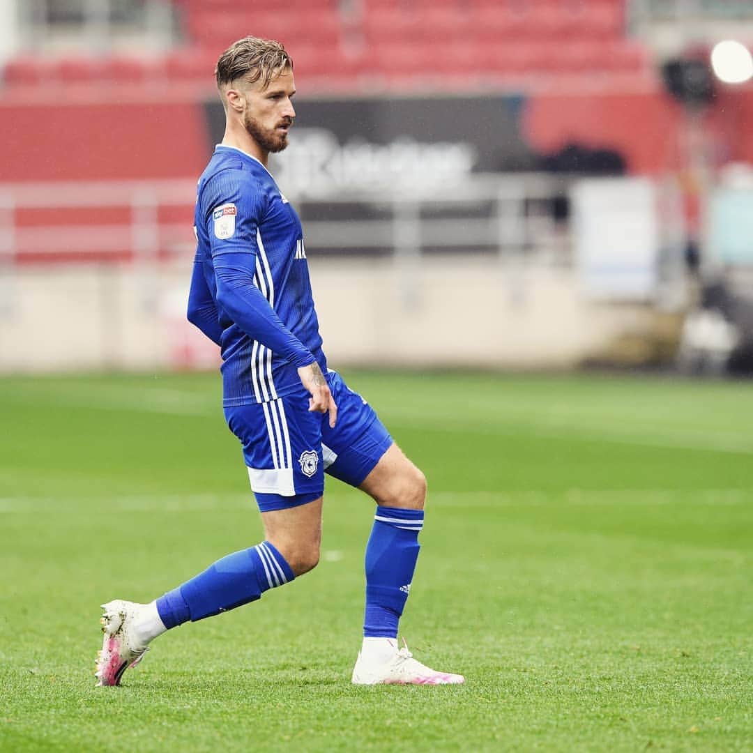 ジョー・ベネットのインスタグラム：「Derby win ✔😍💙」