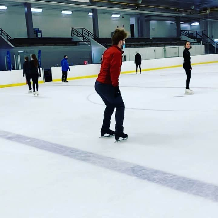 ヴォーン・チピアーのインスタグラム：「Of course I threw in a backflip... #givethepeoplewhattheywant #backflip #auraskates #teamaura #figureskater #gatewayfsc」