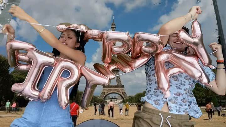 エイミー・ファムのインスタグラム：「yesterday @rudyrudyrudyrockineverywhere surprised me for my 29th birthday with a trip to paris!!! ❤️ #quarantinebirthday」