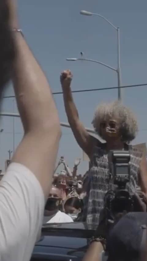 ミーナ・スヴァーリのインスタグラム：「Repost from @wp4bl • From @mvmnt4blklives — Amidst the national uprising against racist violence, @daveeddiggs demands we ask what the Fourth of July means to Black people in America right now.   Join the Movement for Black Lives.  Donate. Organize. Text DEFEND TO 90975」