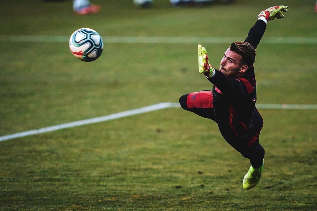 のインスタグラム：「Working hard - preparing for Monday 👊🏻🧤 #SD1 ⚡️」