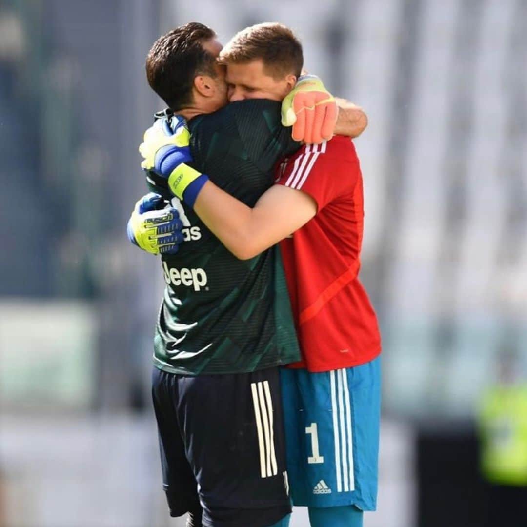 ヴォイチェフ・シュチェスニーのインスタグラム：「Great derby win at home!  Congratulations @gianluigibuffon for your incredible record! 🥂   #goat」