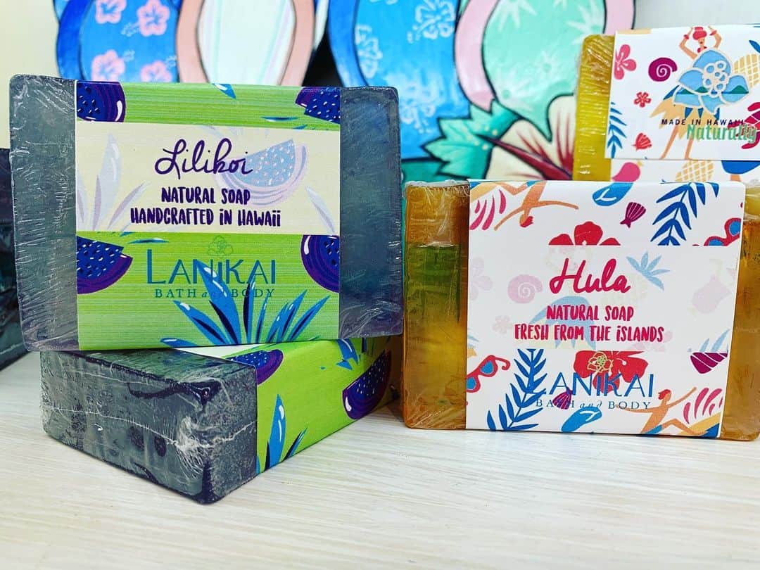 Lanikai Bath and Bodyさんのインスタグラム写真 - (Lanikai Bath and BodyInstagram)「Happy weekend! Free Hula or Lilikoi soap with every purchase over $20. Did you know that glycerin is super gentle on your skin and helps your skin retain its natural moisture. Shop online at Lanikai.com or in our Kailua shop. Offer good til Tuesday. #shoplocal #freshandnatural #kailuatownhi #lanikaibathandbody」7月5日 2時23分 - lanikaibathandbody