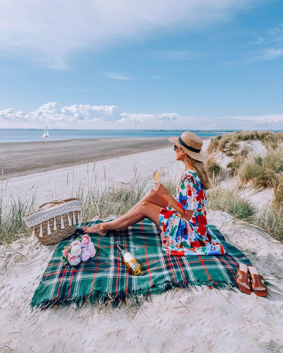 Izkizのインスタグラム：「End of day dune hangs at my happy place 💙 Cheers to the weekend! 🍷 📷 by my lovely dad」