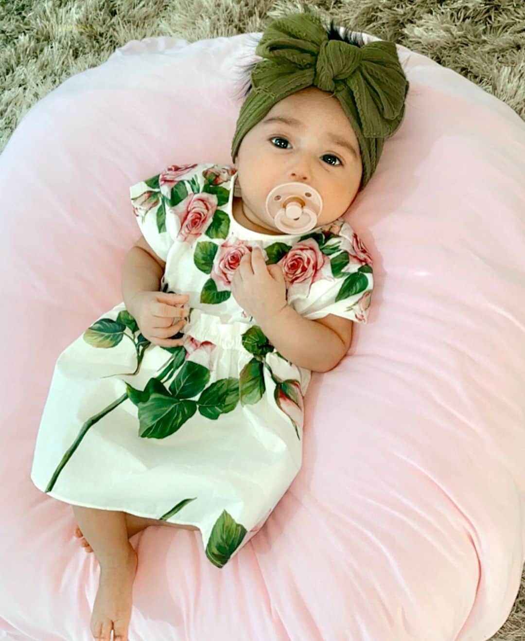 laurag_143のインスタグラム：「Her little hands stole my heart, her little feet ran away with it ❤️」
