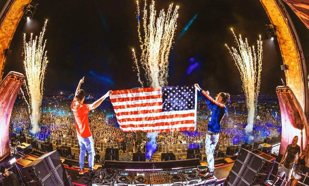 Dimitri Vegas & Like Mikeさんのインスタグラム写真 - (Dimitri Vegas & Like MikeInstagram)「Happy 4th of July America 🇺🇸🇺🇸🇺🇸 From us to you! Hope to see you guys soon!」7月5日 2時43分 - dimitrivegasandlikemike